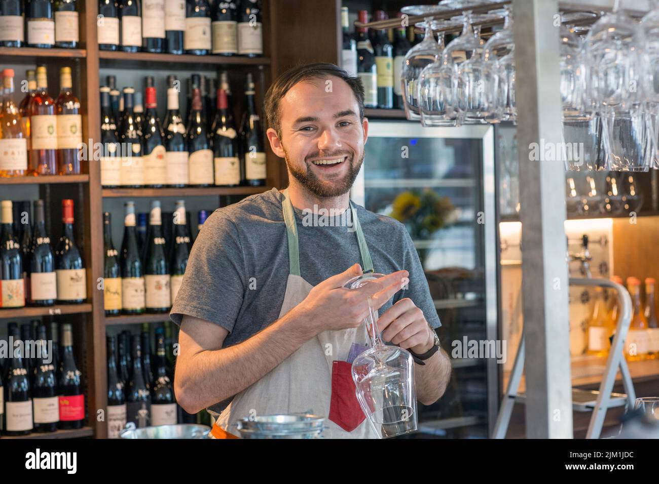 Somellier junger Mann hält Gläser in Wein Sho Stockfoto