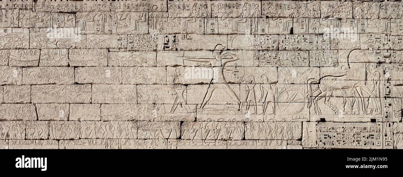 Ägyptische Kampagne gegen die Seevölker. Relief aus dem Tempel von Ramesses III in Medinet Habu. Museum: Totentempel von Ramesses III, Medînet Habu. Autor: ALTES ÄGYPTEN. Stockfoto