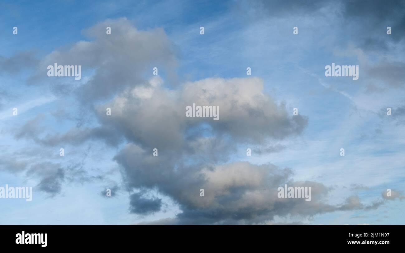 Der späte Nachmittag wird bewölkt mit leichtem Regen Stockfoto