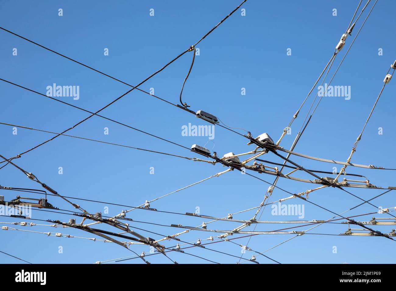 Oberleitung für die Elektrobusse in San Francisco unter blauem Himmel Stockfoto