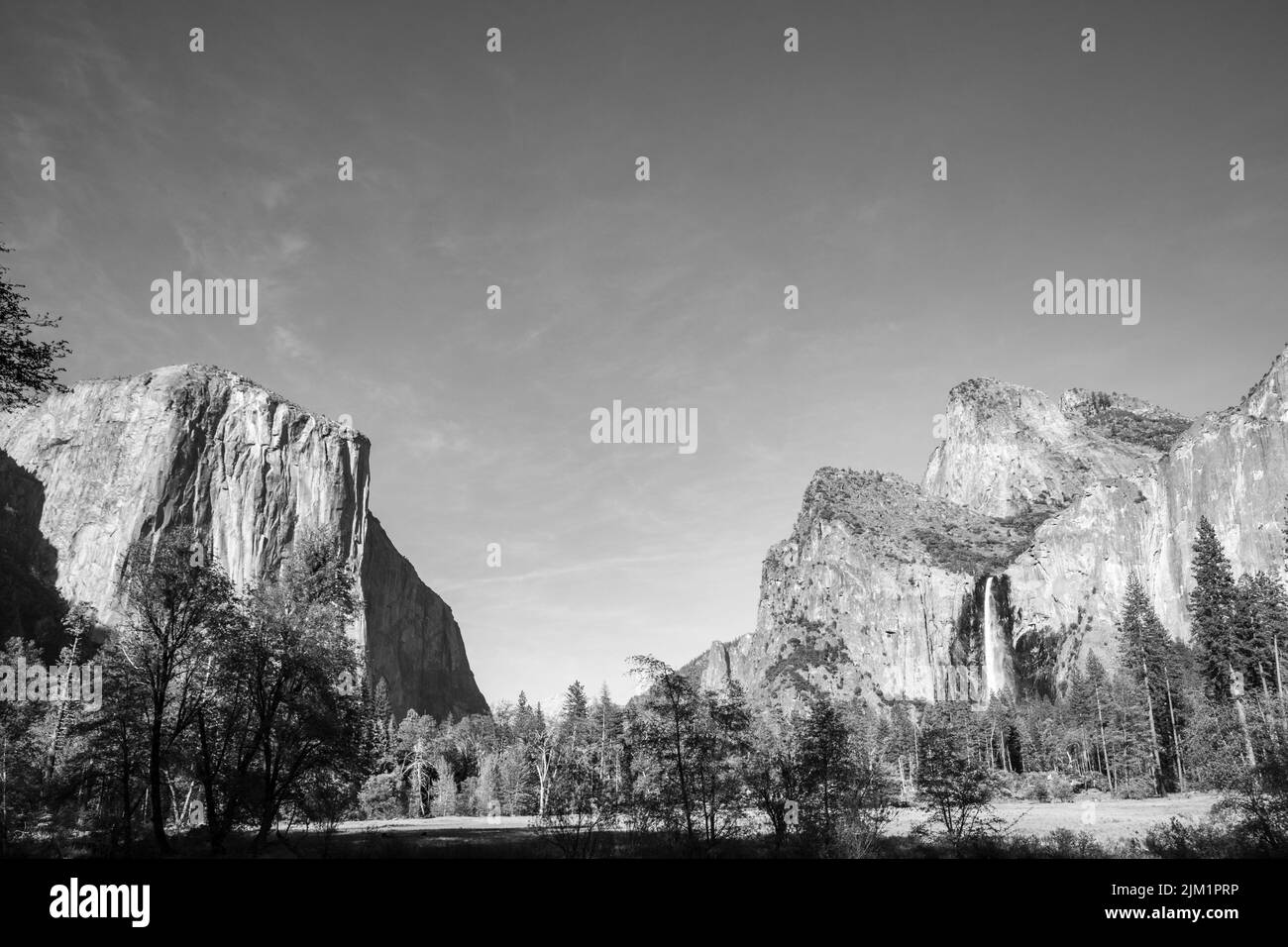 Landschaftlich schöner Blick im Yosemite Tal auf die Berge des El capitan und Cathedral Rock, USA Stockfoto