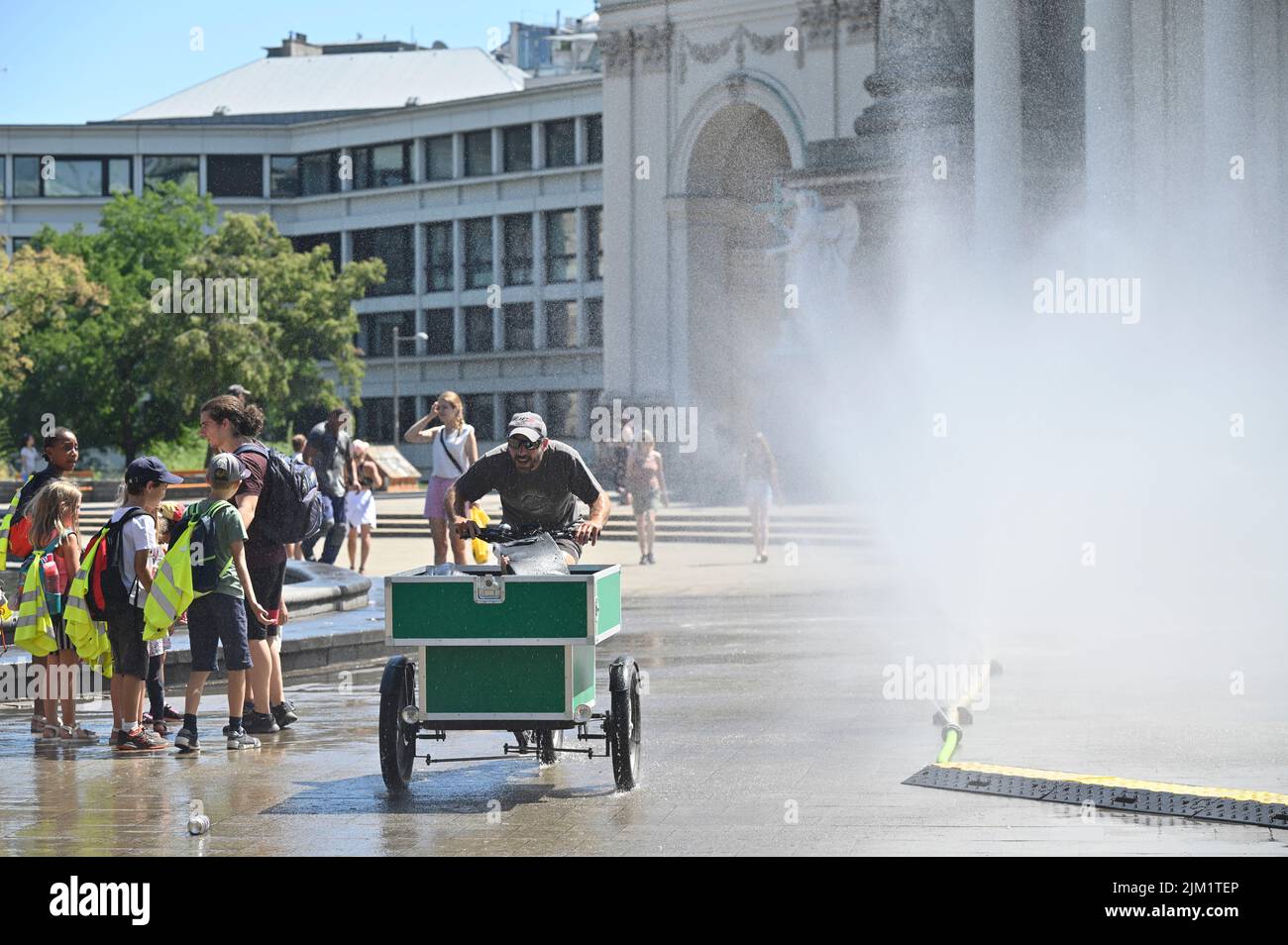Wien, Österreich. 4. August 2022. Hitzewelle in Wien. Tagsüber werden bis zu 34 Grad Celsius erwartet. Die Stadt Wien hat 170 Wasserduschen eingerichtet, um sich abzukühlen. Quelle: Franz Perc/Alamy Live News Stockfoto