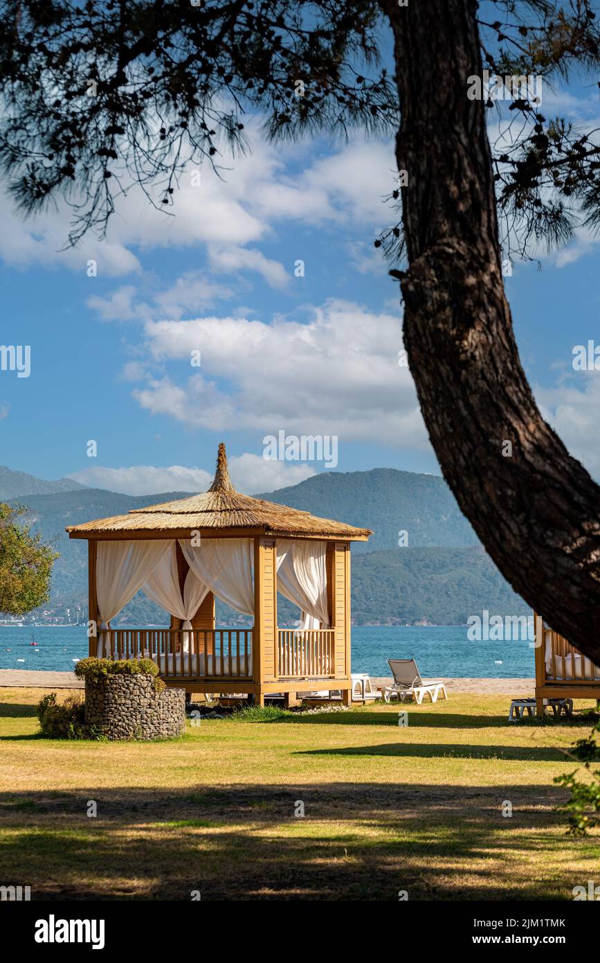 Luxuriöse und komfortable Cabana unter den Bäumen am Hotelstrand Stockfoto