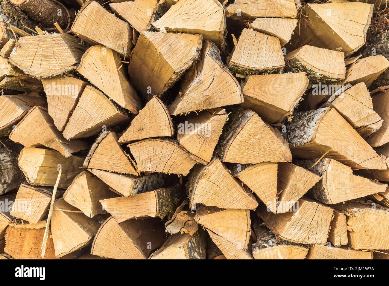 Vollbildaufnahme von Holzstapel, gestapeltes und geschnittenes Brennholz Stockfoto