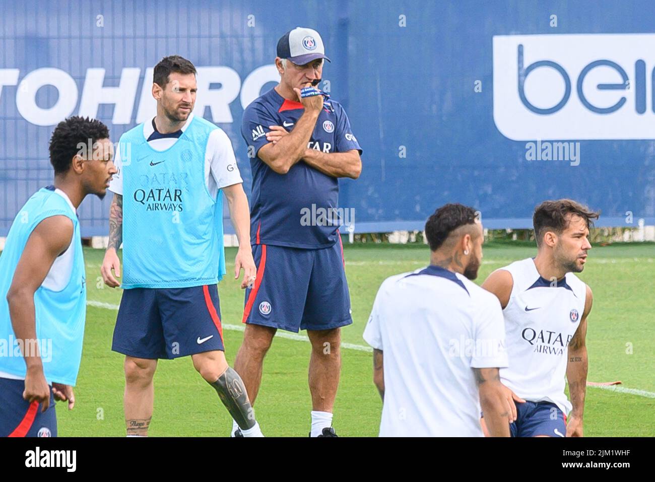 Paris, Frankreich. 04/08/2022, Lionel Messi von PSG und Christophe Galtier, neuer Cheftrainer, während des Trainings von Paris Saint-Germain im Camp des Loges am 04. August 2022 in Saint-Germain-en-Laye in der Nähe von Paris, Frankreich. Foto von Laurent Zabulon/ABACAPRESS.COM Stockfoto