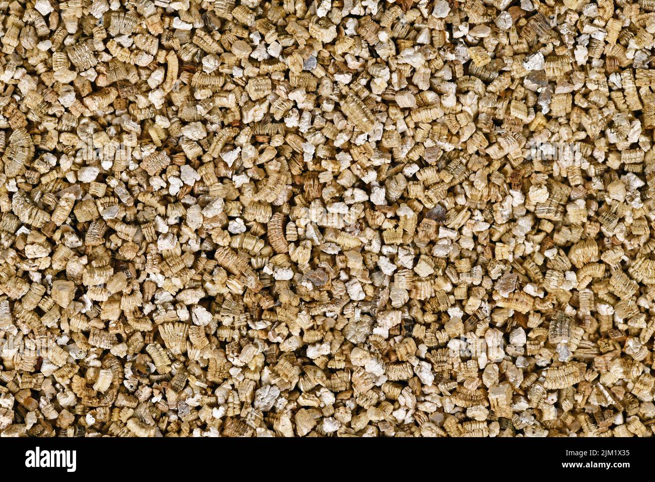 Nahaufnahme der exfolierten Vermiculit, einem wasserhaltigen Mineral, das als schwaches Wachstumsmedium für Pflanzen verwendet wird Stockfoto