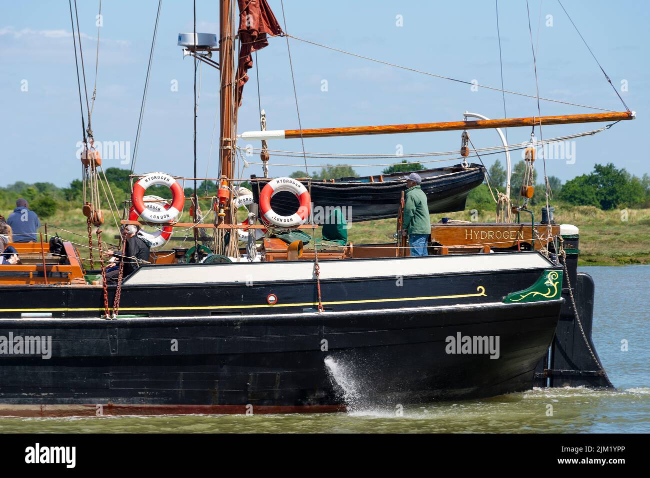 Wasserstoff, eine historische Themse, die Barge segelt und in Richtung Maldon Hythe Quay auf dem Fluss Blackwater, Maldon, Essex, Großbritannien, segelt. Stern, mit Steuermann Stockfoto