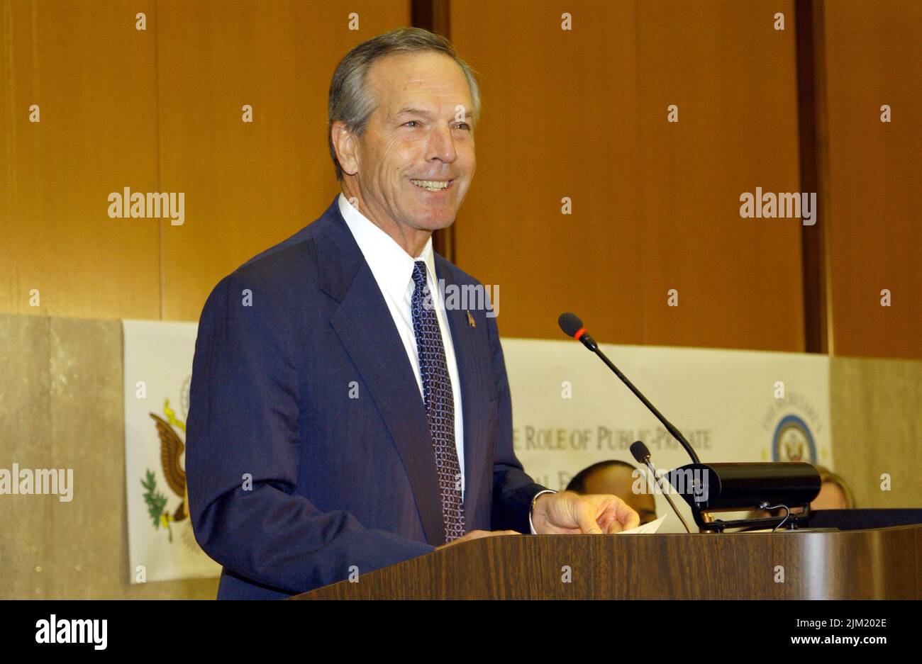 Büro des Sekretärs - SEKRETÄR DONALD EVANS PRÄSENTATION IN ÖFFENTLICH-PRIVATEN GLOBALEN KAMPF GEGEN AIDS Stockfoto