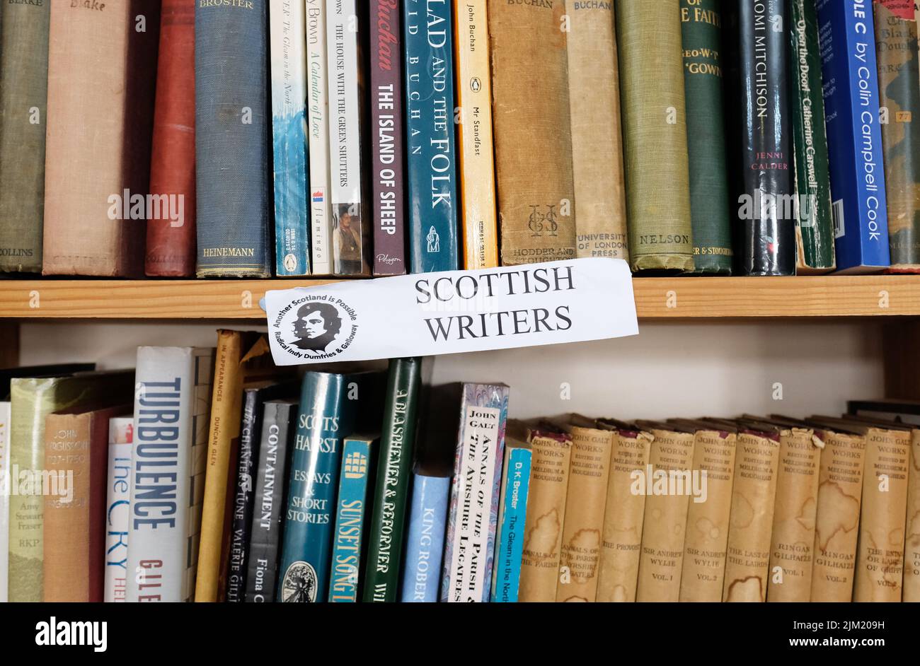 Wigtown, Schottland - eine Auswahl von Büchern schottischer Schriftsteller zum Verkauf im Bookshop, einem großen Antiquariat im Jahr 2022 Stockfoto
