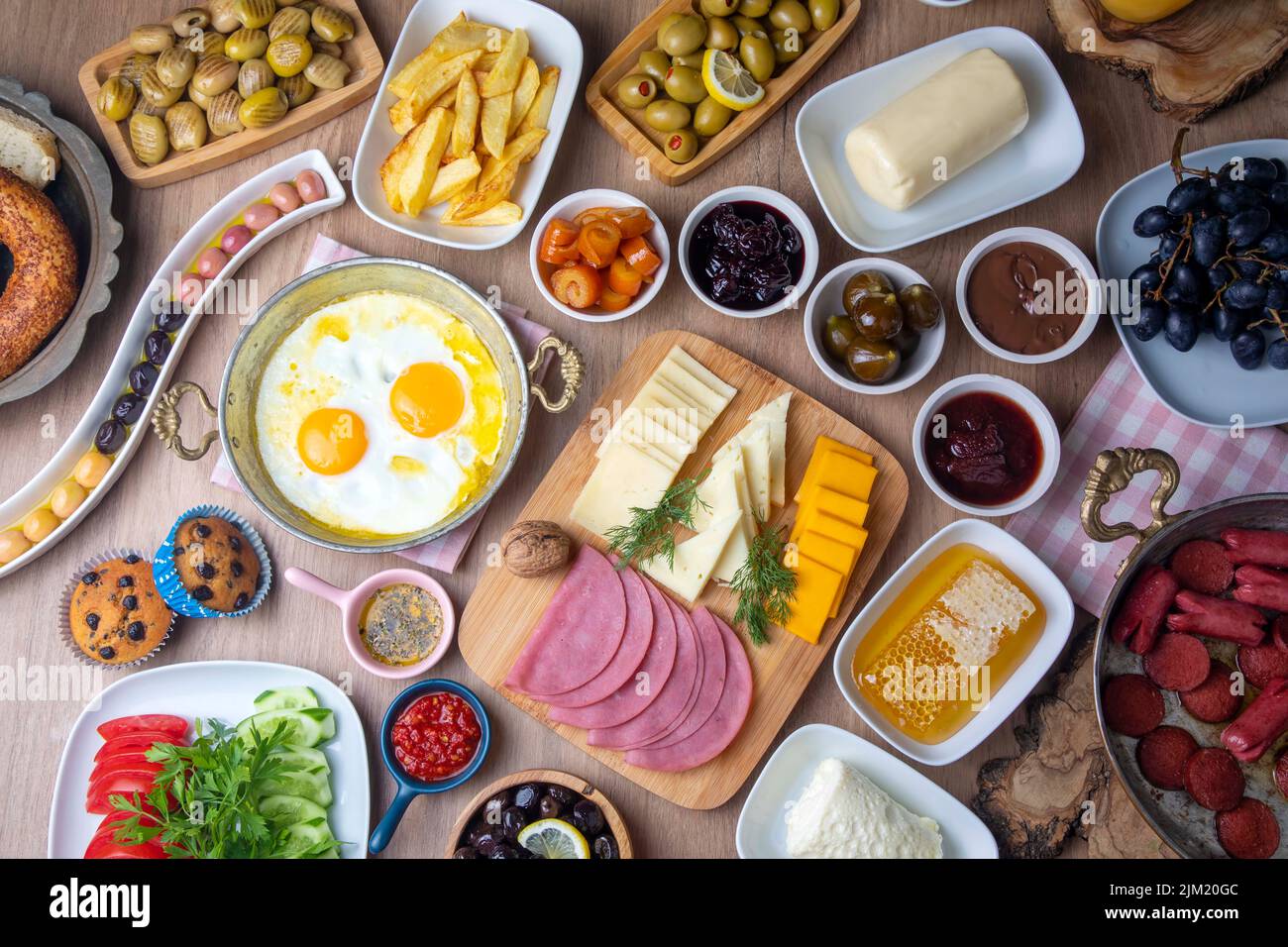 Traditionelles köstliches türkisches Frühstück, Essen Konzept Foto. Stockfoto