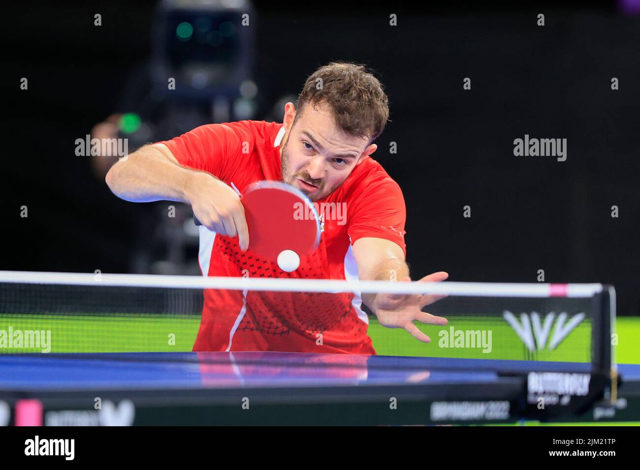 Sam Walker aus England dient Callum Evans aus Wales Stockfoto