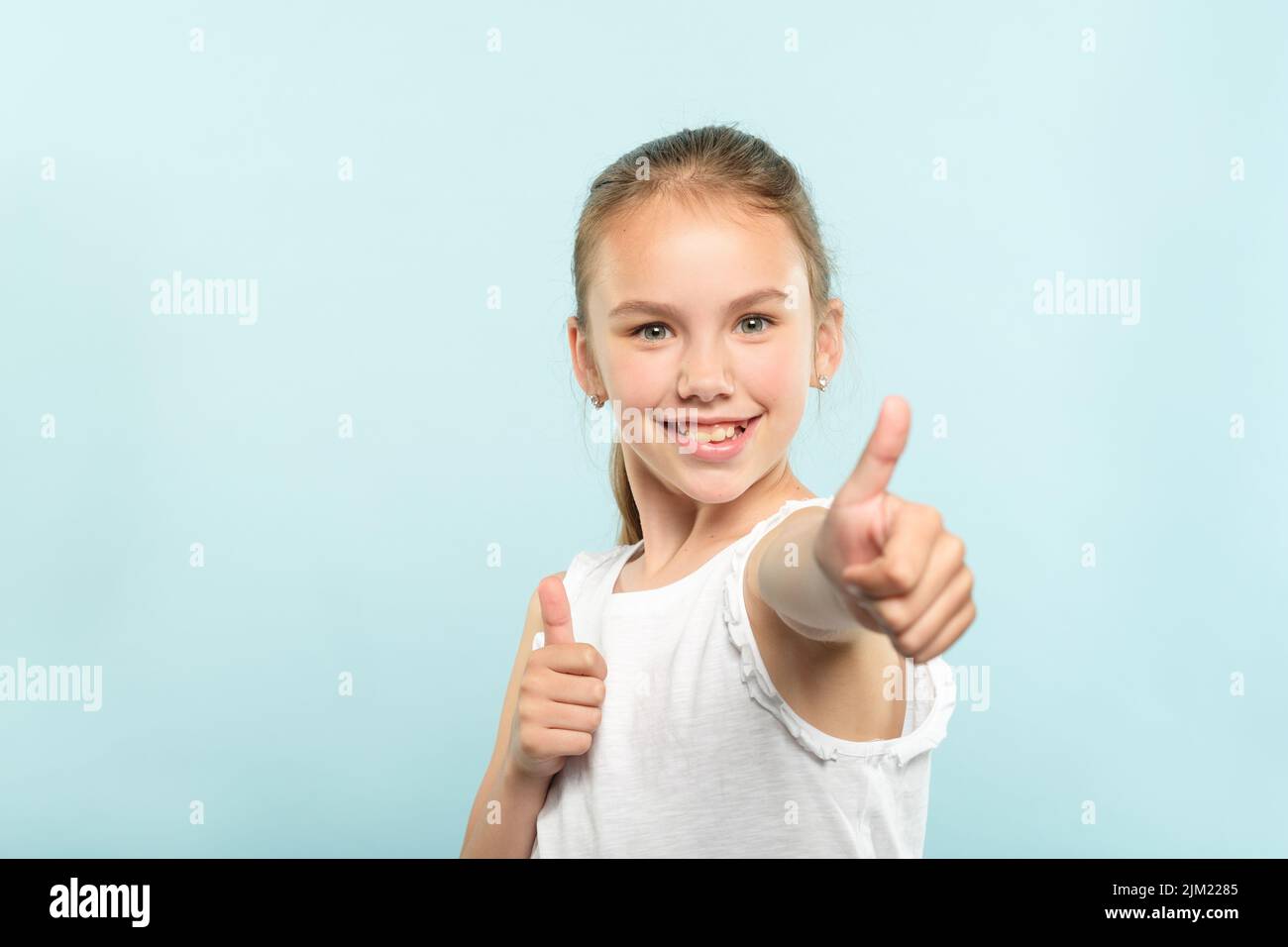 Daumen hoch wie Zustimmung begeisterte Mädchen Geste Stockfoto