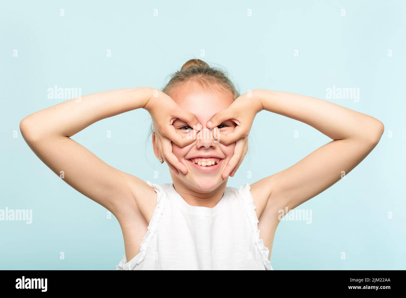 Lustige Comic verspielt Mädchen aussehen Hand binokular Stockfoto