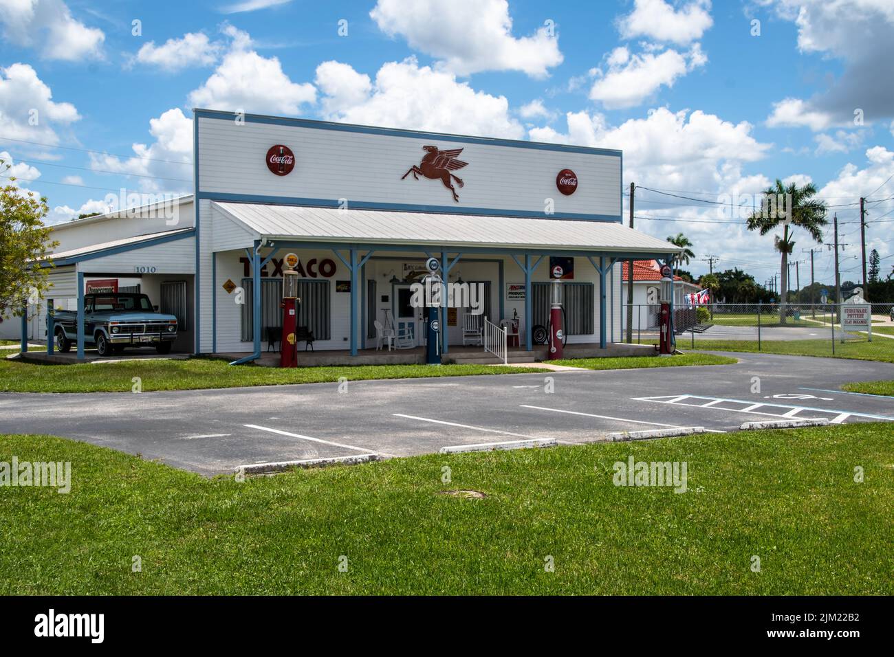 Historische Vintage Tankstelle mit Vintage Pumpen in Punta Gorda, Florida, Charlotte County, Southwest Florida's Gulf Coast Small Towns. Vintage Zeichen Stockfoto