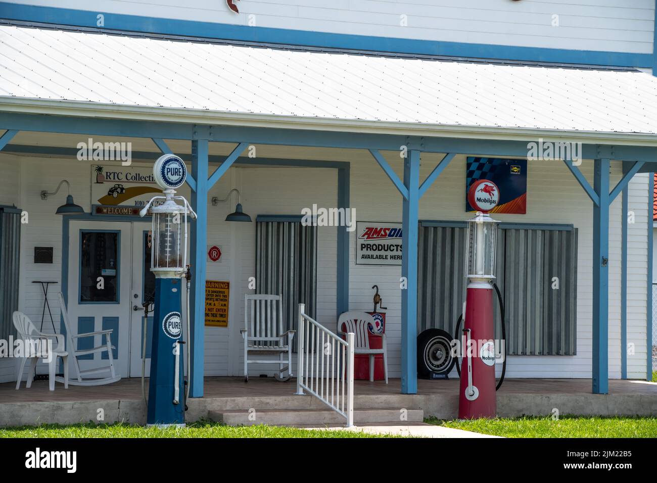 Historische Vintage Tankstelle mit Vintage Pumpen in Punta Gorda, Florida, Charlotte County, Southwest Florida's Gulf Coast Small Towns. Vintage Zeichen Stockfoto