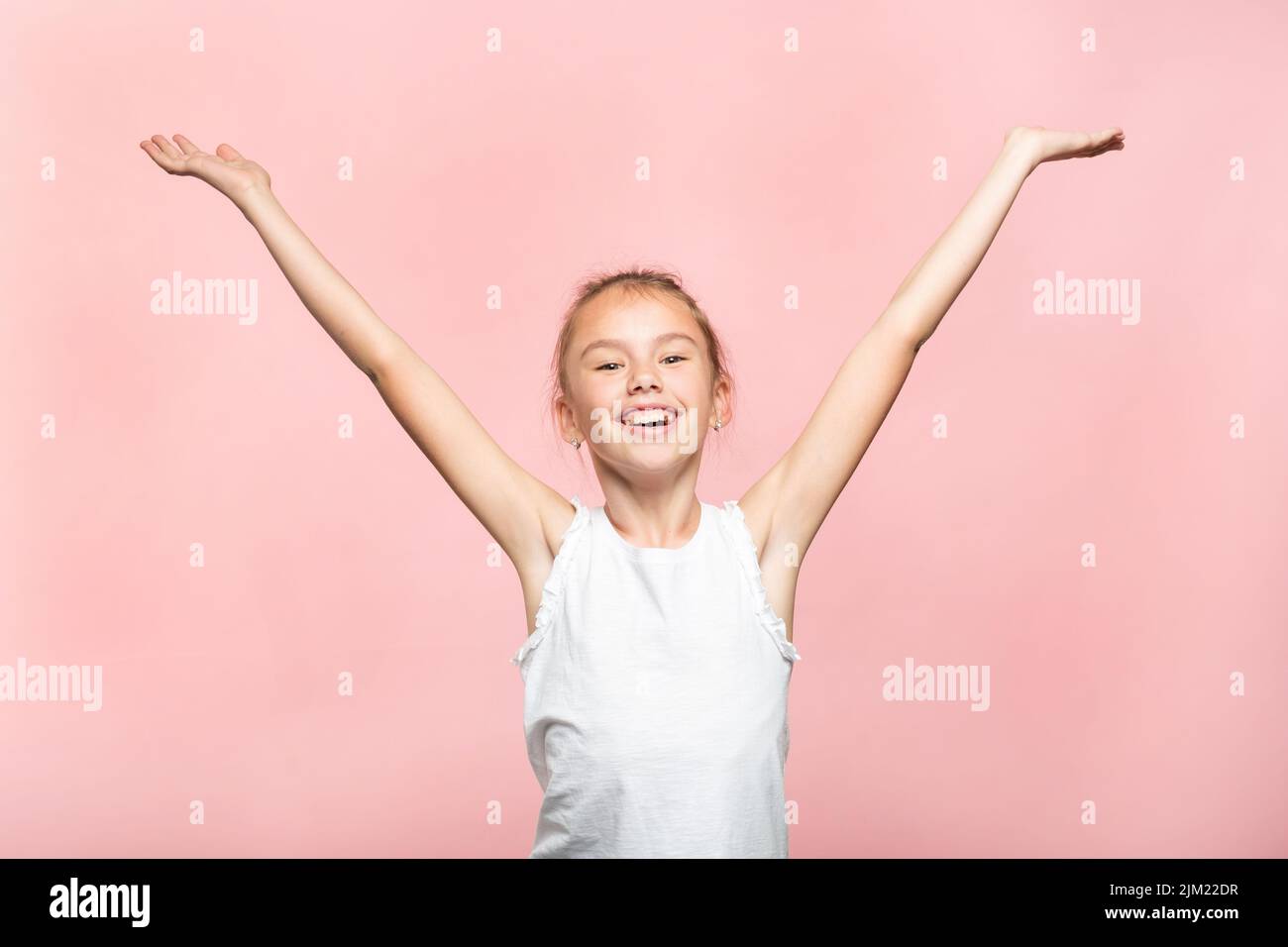 Erfolg Erfolg glücklich aufgeregt Mädchen Hände Luft Stockfoto