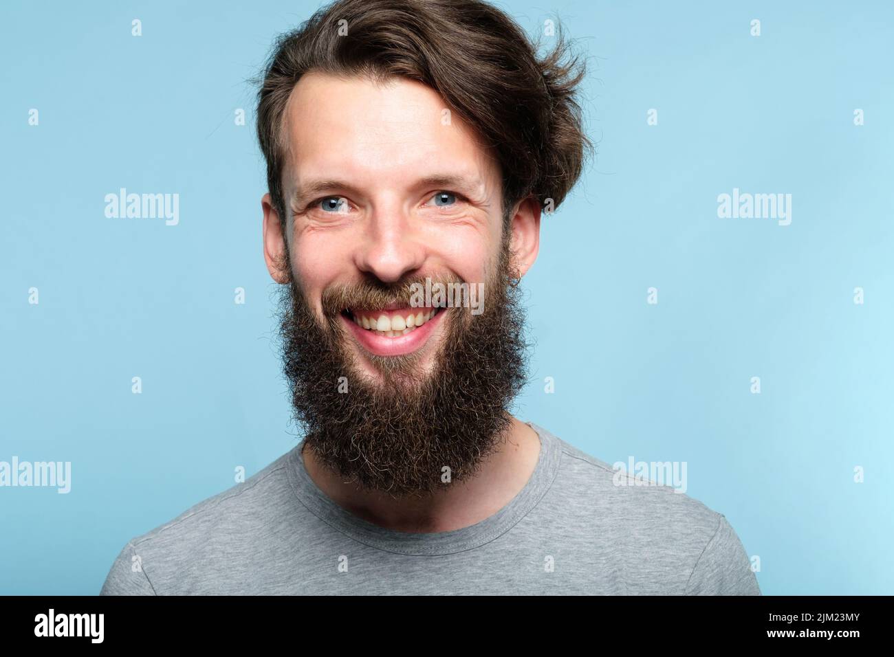 Emotion Ausdruck glücklich fröhlich lächelnd Bart Mann Stockfoto