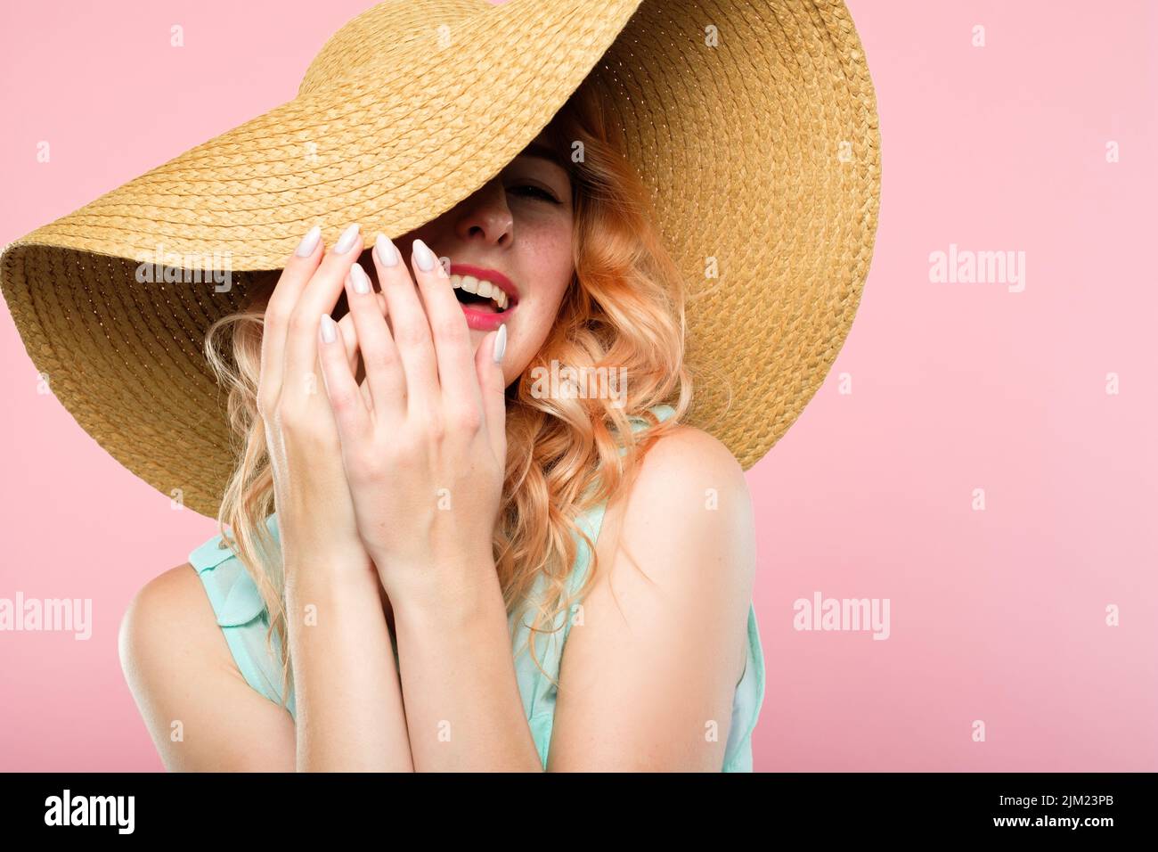 Lachend frolic Frau Sonnenhut Sommer Mode Schönheit Stockfoto