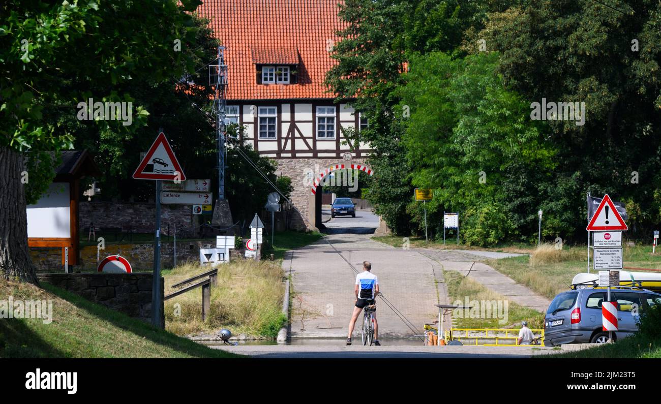 Grohnde, Deutschland. 04. August 2022. Ein Radfahrer steht auf dem Weserradweg an der Grohnde-Fähre im Stadtteil Hameln-Pyrmont. Quelle: Julian Stratenschulte/dpa/Alamy Live News Stockfoto