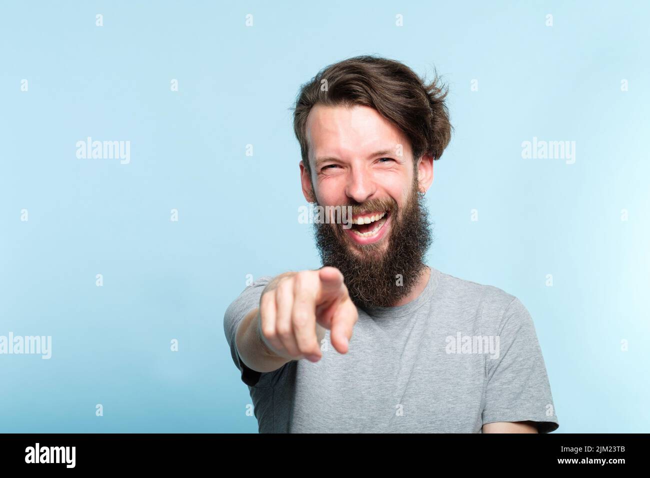 Spott lachend grinsend Mann zeigen Finger spöttisch Stockfoto