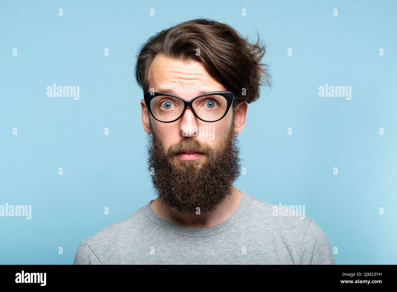 Bärtiger Hipster Augenbrille nervös alarmiert Mann Stockfoto