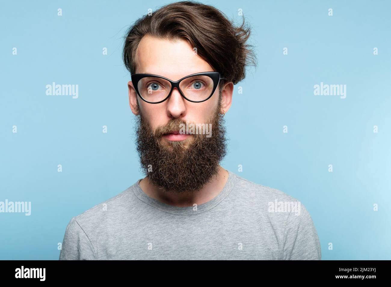 Bärtiger Hipster mit Katzenaugen und frechen, skurrilen Mann Stockfoto