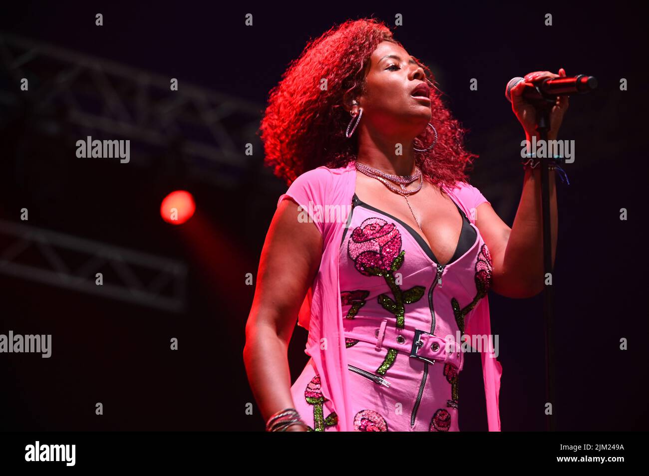 Kelis Rogers-Mora, allgemein bekannt als Kelis, spielt ihren Hit Milkshake beim Tramlines Festival in Sheffield. Stockfoto Kelis Rogers-Mora, allgemein bekannt als Kelis, spielt ihren Hit Milkshake beim Tramlines Festival in Sheffield. Stockfoto