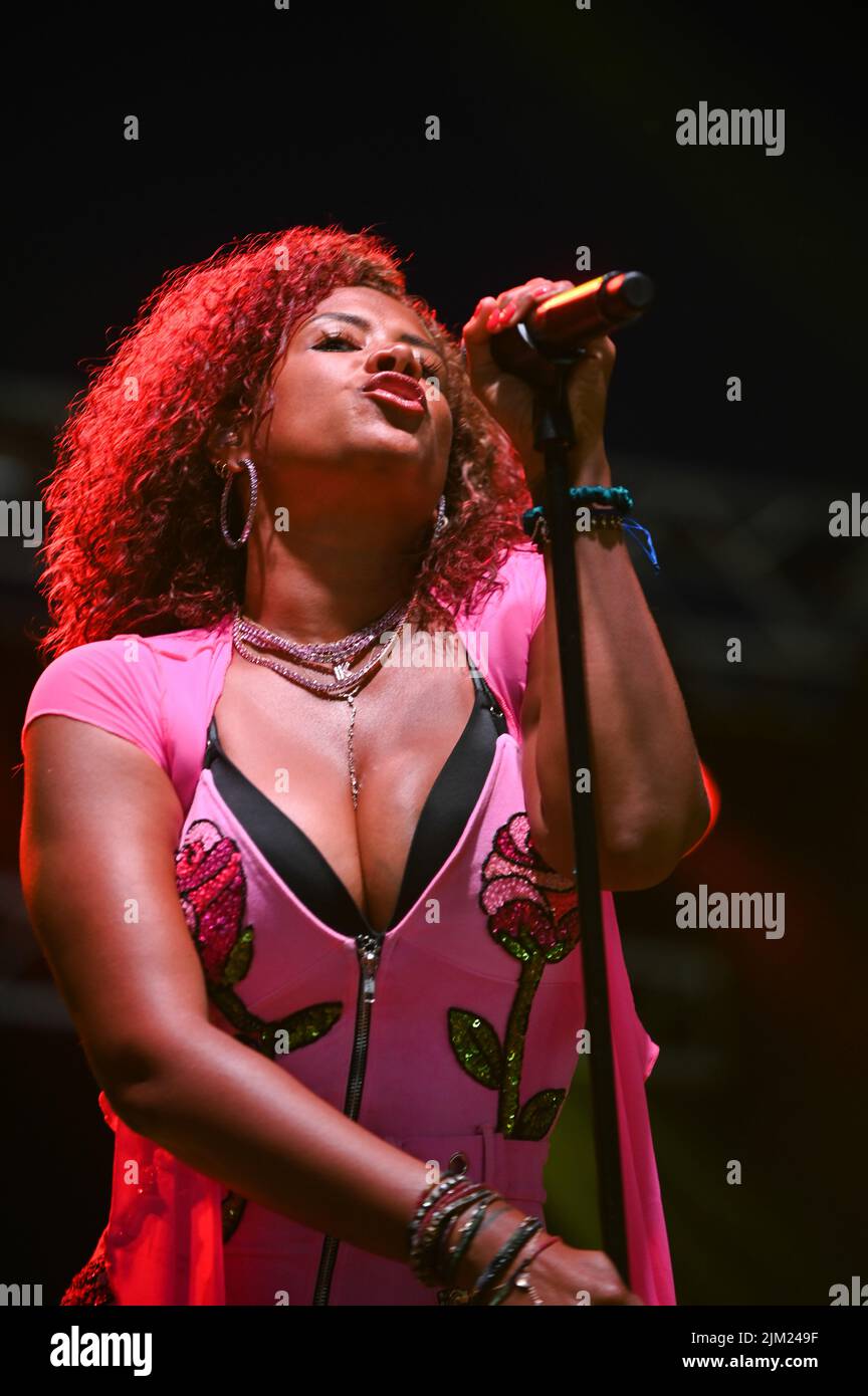 Kelis Rogers-Mora, allgemein bekannt als Kelis, spielt ihren Hit Milkshake beim Tramlines Festival in Sheffield. Stockfoto Kelis Rogers-Mora, allgemein bekannt als Kelis, spielt ihren Hit Milkshake beim Tramlines Festival in Sheffield. Stockfoto
