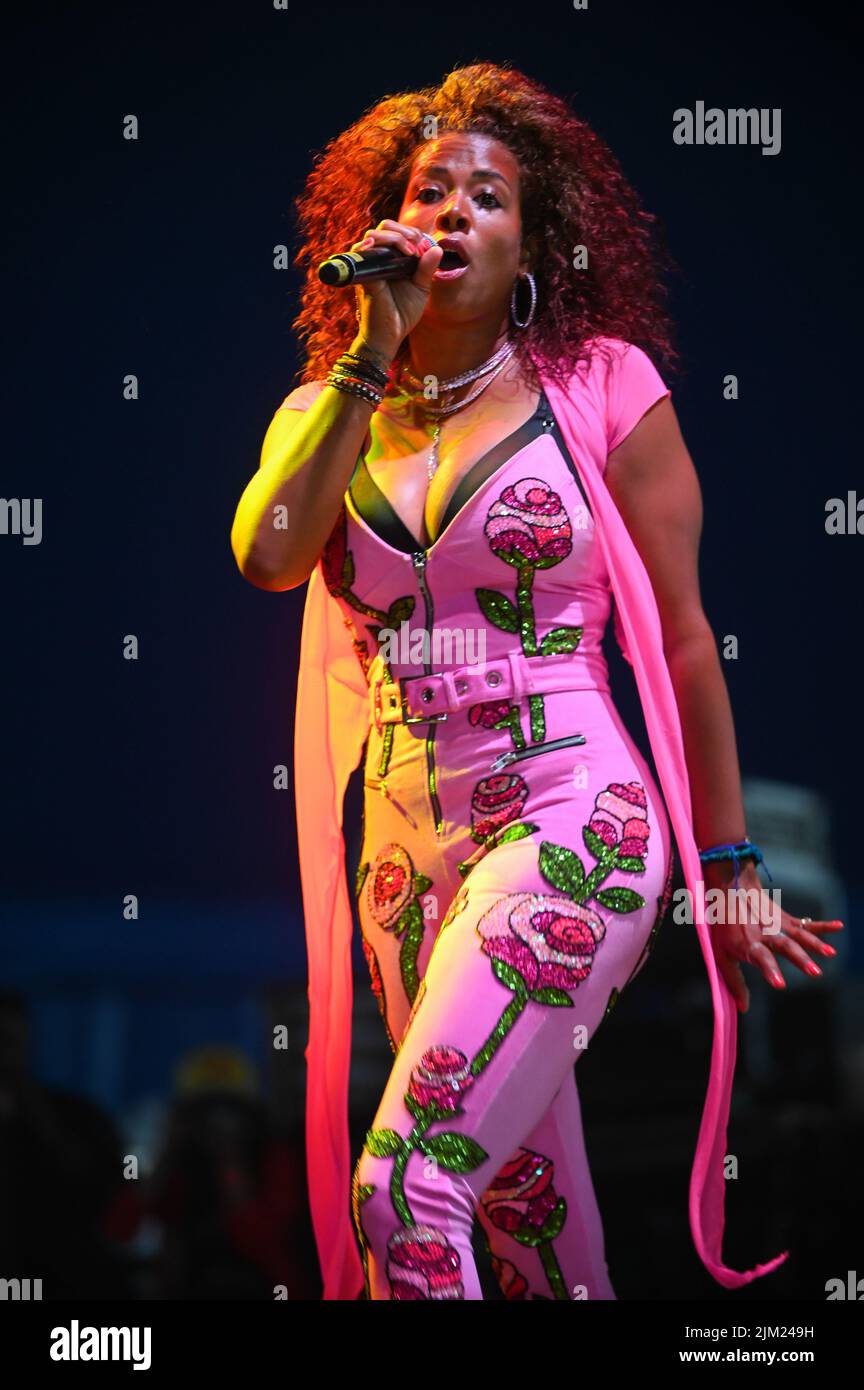 Kelis Rogers-Mora, allgemein bekannt als Kelis, spielt ihren Hit Milkshake beim Tramlines Festival in Sheffield. Stockfoto Kelis Rogers-Mora, allgemein bekannt als Kelis, spielt ihren Hit Milkshake beim Tramlines Festival in Sheffield. Stockfoto