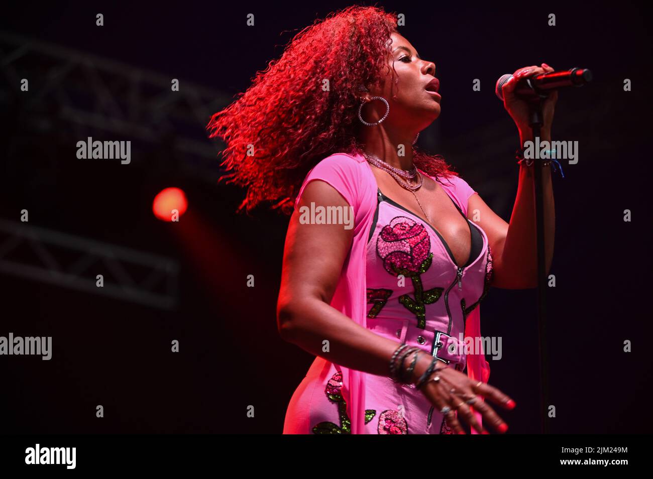 Kelis Rogers-Mora, allgemein bekannt als Kelis, spielt ihren Hit Milkshake beim Tramlines Festival in Sheffield. Stockfoto Kelis Rogers-Mora, allgemein bekannt als Kelis, spielt ihren Hit Milkshake beim Tramlines Festival in Sheffield. Stockfoto