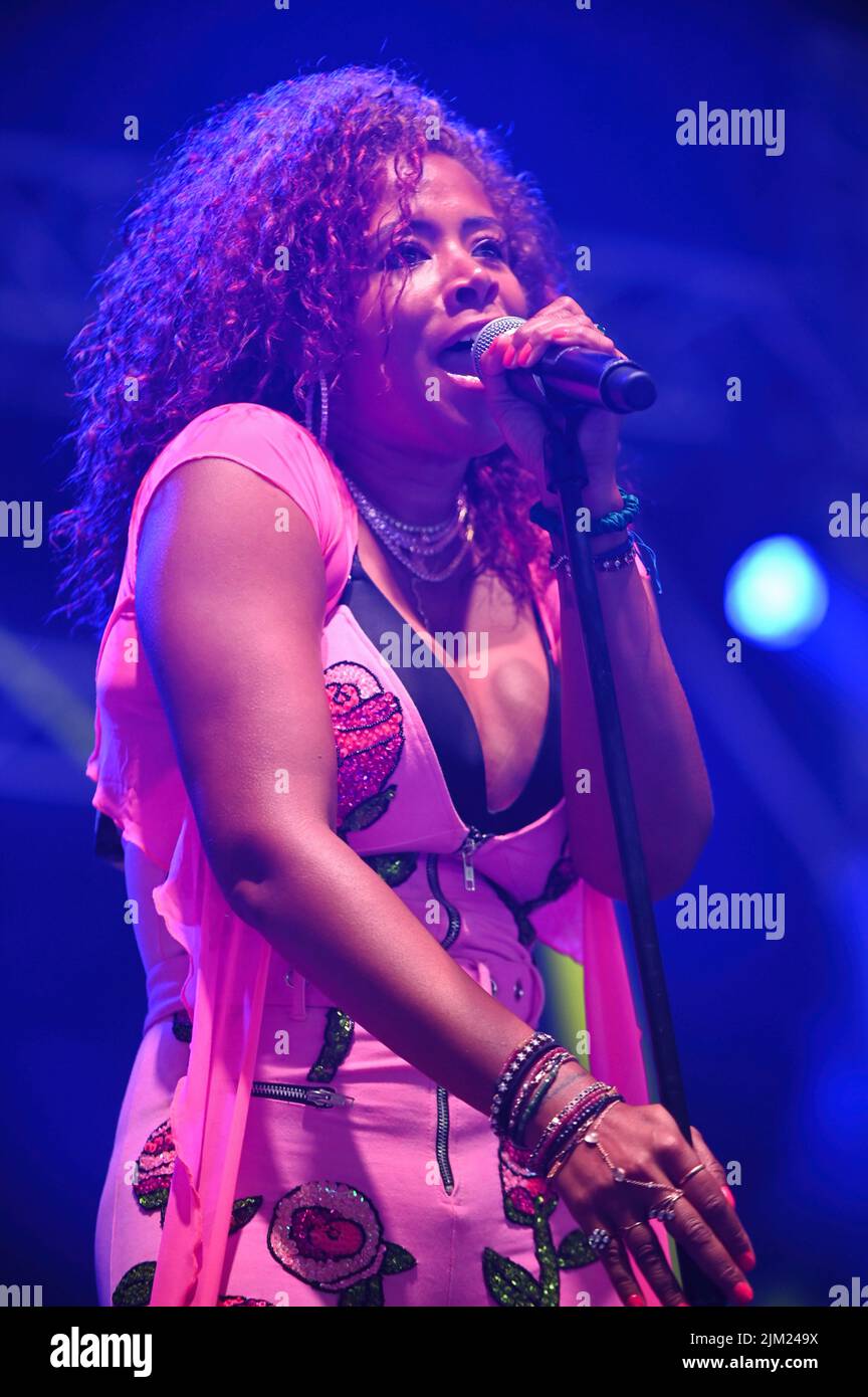 Kelis Rogers-Mora, allgemein bekannt als Kelis, spielt ihren Hit Milkshake beim Tramlines Festival in Sheffield. Stockfoto Kelis Rogers-Mora, allgemein bekannt als Kelis, spielt ihren Hit Milkshake beim Tramlines Festival in Sheffield. Stockfoto