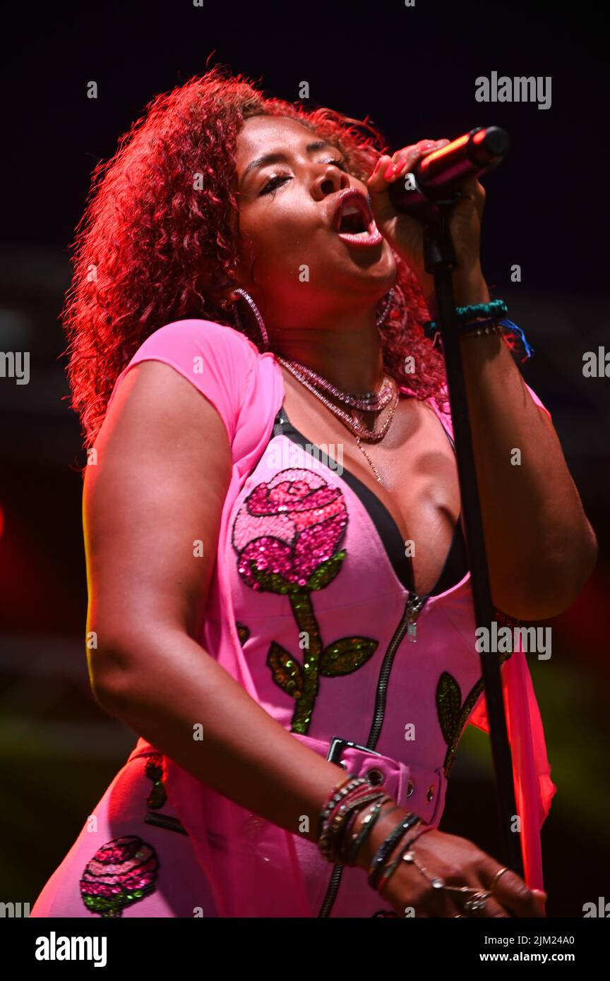 Kelis Rogers-Mora, allgemein bekannt als Kelis, spielt ihren Hit Milkshake beim Tramlines Festival in Sheffield. Stockfoto Kelis Rogers-Mora, allgemein bekannt als Kelis, spielt ihren Hit Milkshake beim Tramlines Festival in Sheffield. Stockfoto