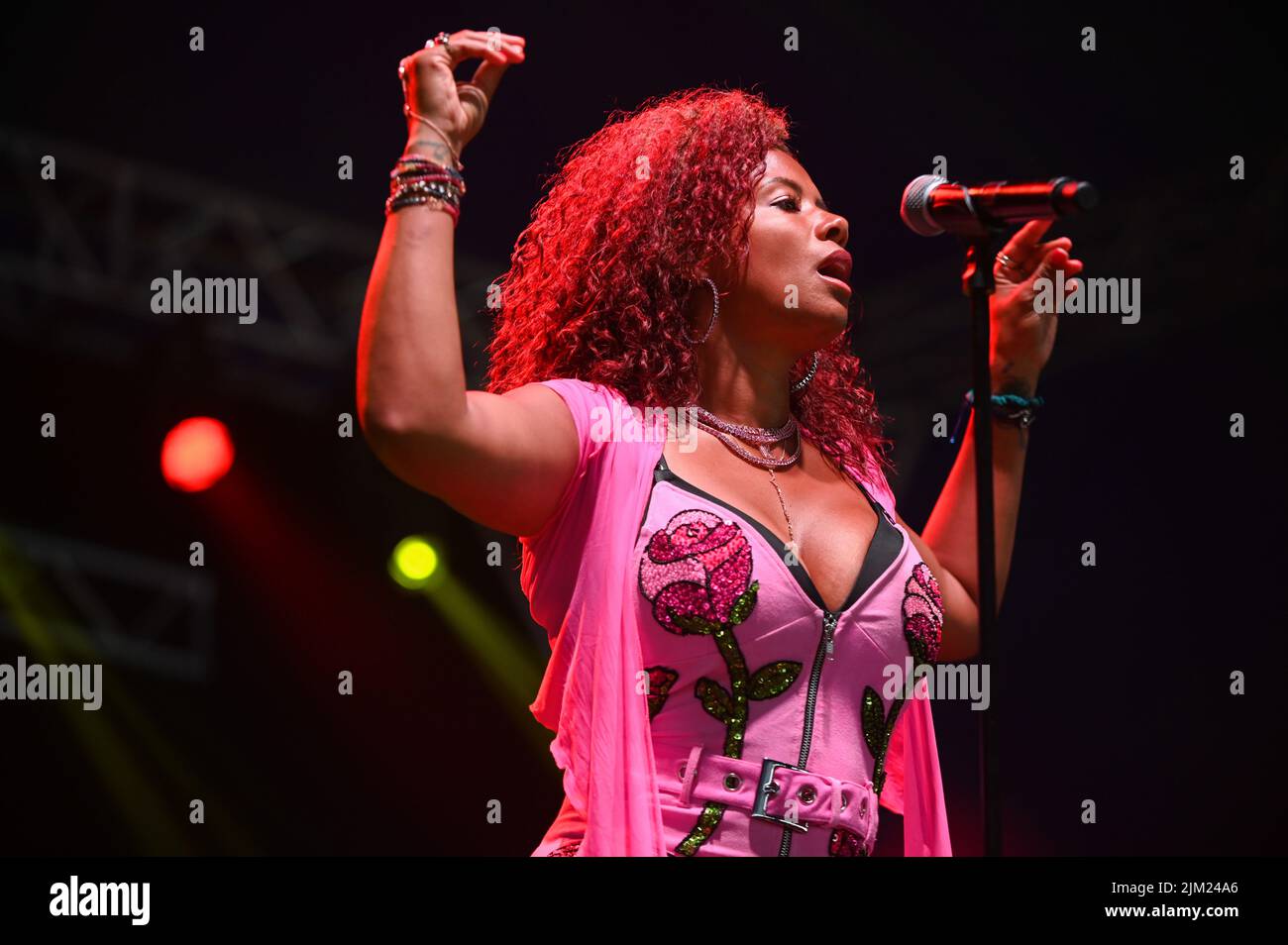 Kelis Rogers-Mora, allgemein bekannt als Kelis, spielt ihren Hit Milkshake beim Tramlines Festival in Sheffield. Stockfoto Kelis Rogers-Mora, allgemein bekannt als Kelis, spielt ihren Hit Milkshake beim Tramlines Festival in Sheffield. Stockfoto