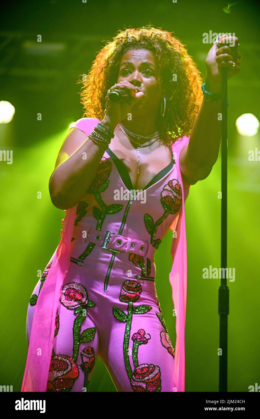 Kelis Rogers-Mora, allgemein bekannt als Kelis, spielt ihren Hit Milkshake beim Tramlines Festival in Sheffield. Stockfoto Kelis Rogers-Mora, allgemein bekannt als Kelis, spielt ihren Hit Milkshake beim Tramlines Festival in Sheffield. Stockfoto