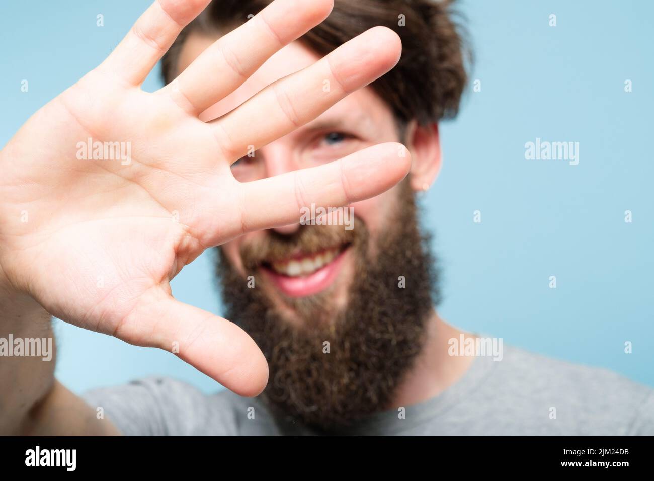 Mann Abdeckung Gesicht Privatleben Verweigerung Hand versteckt Stockfoto