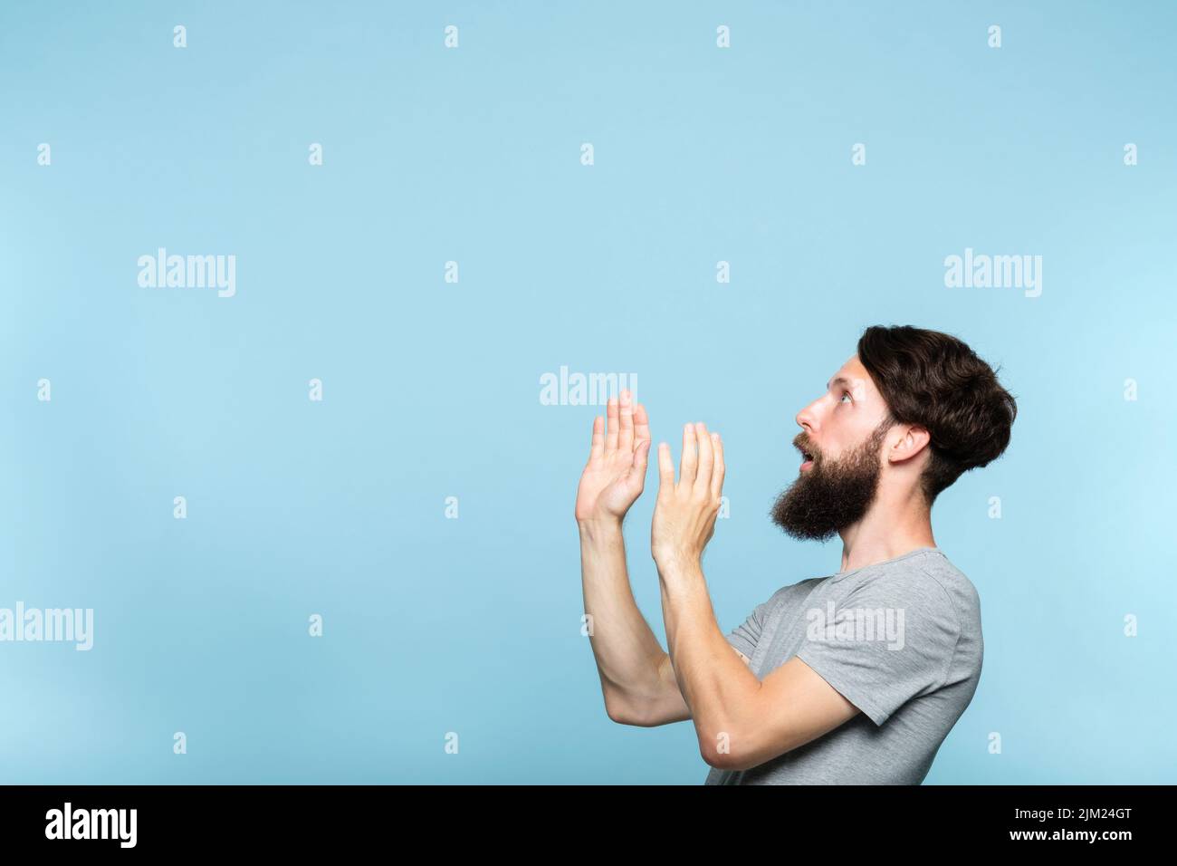 Mann schaut seitlich eingeschüchtert ängstlich freien Raum Stockfoto