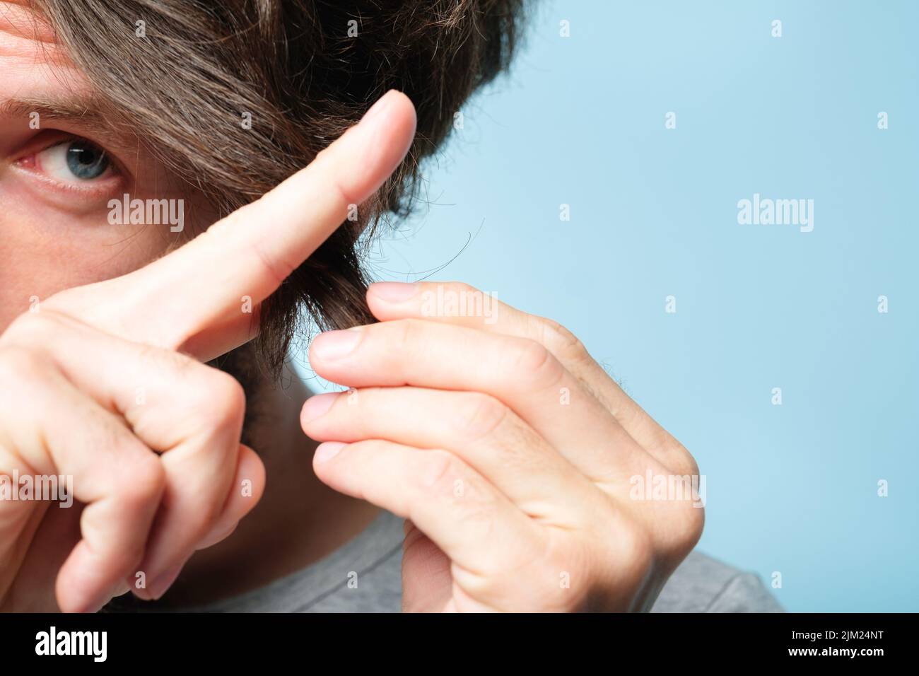 Mann vortäuscht Schnitt Haar Finger Schere Styling Stockfoto