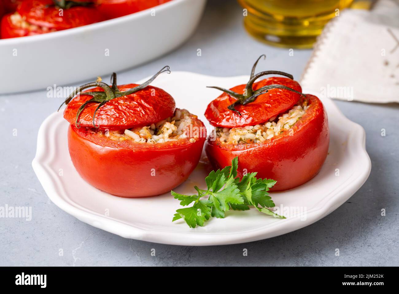 Traditionelle türkische Küche; gefüllte Tomaten mit Olivenöl gefüllt mit Reis. Türkischer Name; Domates dolmasi Stockfoto