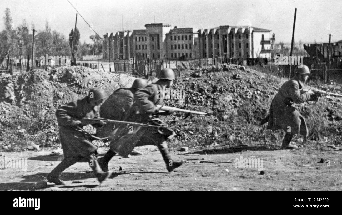 SCHLACHT VON STALINGRAD 1942. Sowjetische Soldaten, die durch die Ruinen vorrücken. Foto: SIB Stockfoto