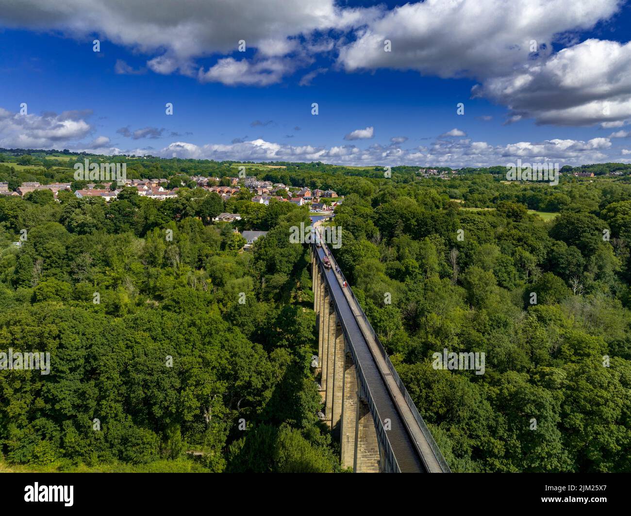 Kanalboote überqueren Pontcysyllte Aquädukt Luftaufnahme an einem sehr geschäftigen Morgen in Wales, UK Drohne, aus der Luft, Birds Eye View, Llangollen, Trevor Stockfoto