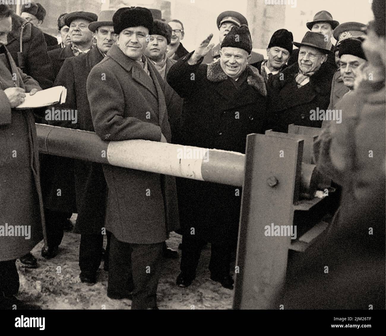 Nikita Chruschtschow und Walter Ulbricht inspizieren den Grenzübergang an der Berliner Friedrichstraße, bekannt als Checkpoint Charlie am J. Museum: PRIVATSAMMLUNG. Autor: ANONYM. Stockfoto