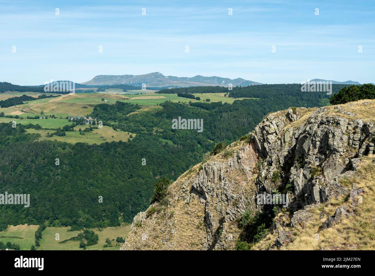 Blick auf das Sancy-Massiv von Roche Nitée, Dorf Valbeleix, Puy de Dome, Auvergne Rhone Alpes, Frankreich Stockfoto
