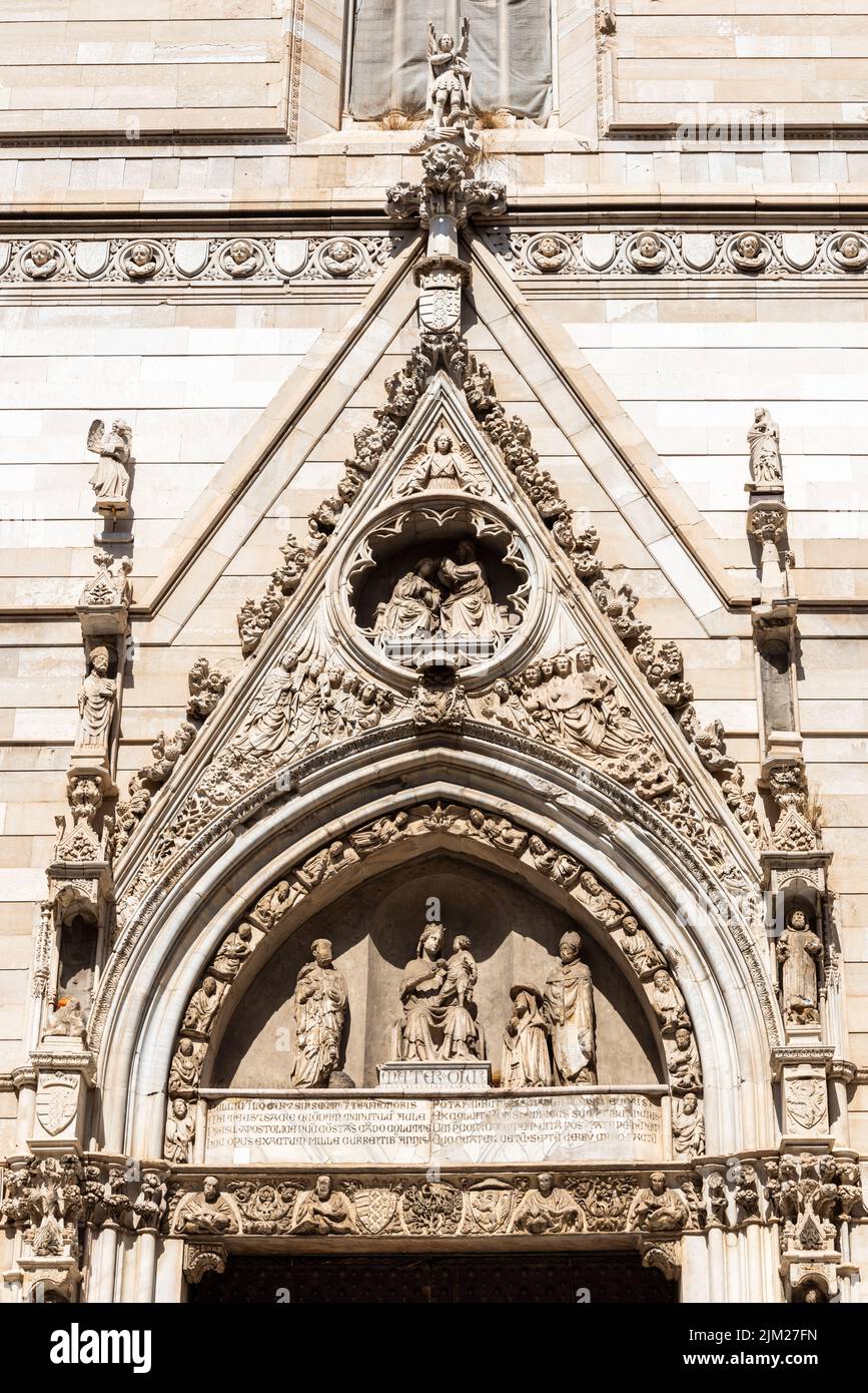Skulpturen aus Marmor schmücken die Außenfassade der gotischen katholischen Kirche in Neapel, Italien Stockfoto