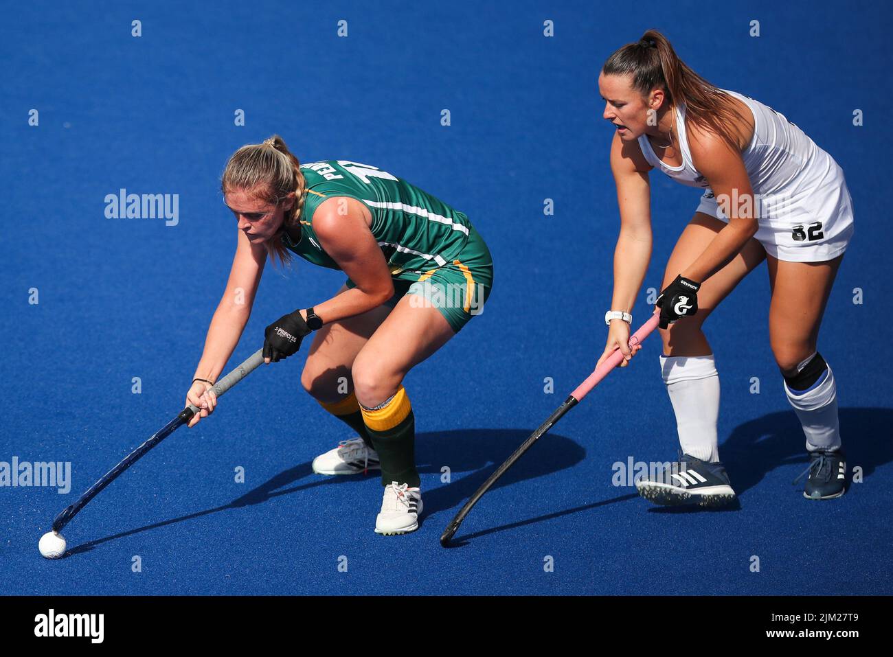 Neuseeland Rose Tynan (rechts) und die Südafrikanerin Hannah Pearce an der University of Birmingham Hockey and Squash Centre am siebten Tag der Commonwealth Games 2022 in Birmingham. Bilddatum: Donnerstag, 4. August 2022. Stockfoto
