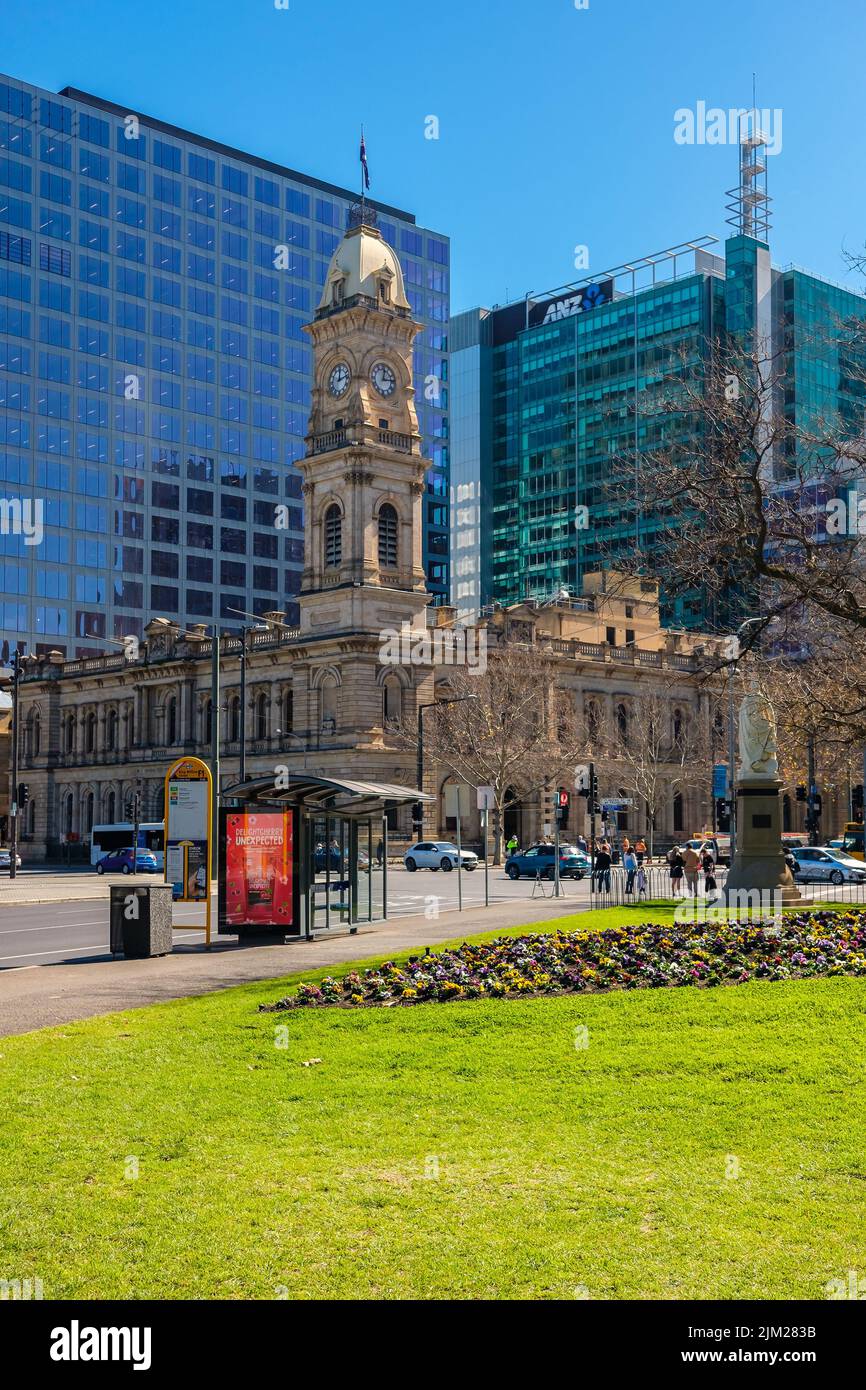 Adelaide, Australien - 23. August 2019: Adelaide General Post Office mit Turmglocke über die King William Street vom Victoria Square an einem Tag. Stockfoto