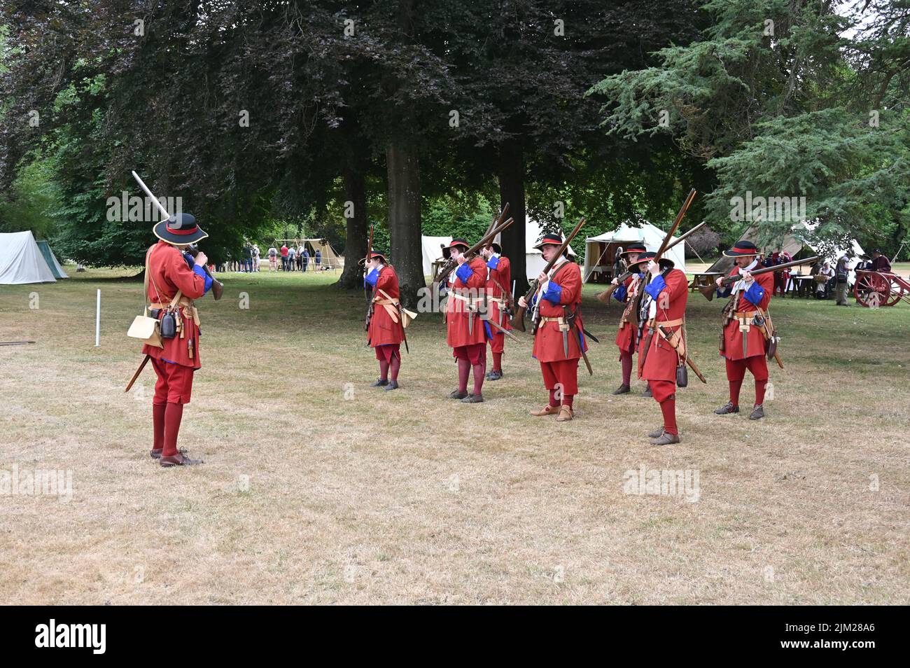 Mitglieder der Sealed Knot Society führen auf dem Gelände des Blenheim Palace, Woodstock, Oxfordshire, ein Gefecht eines Teils der Monmouth Rebellion wieder auf. Ro Stockfoto