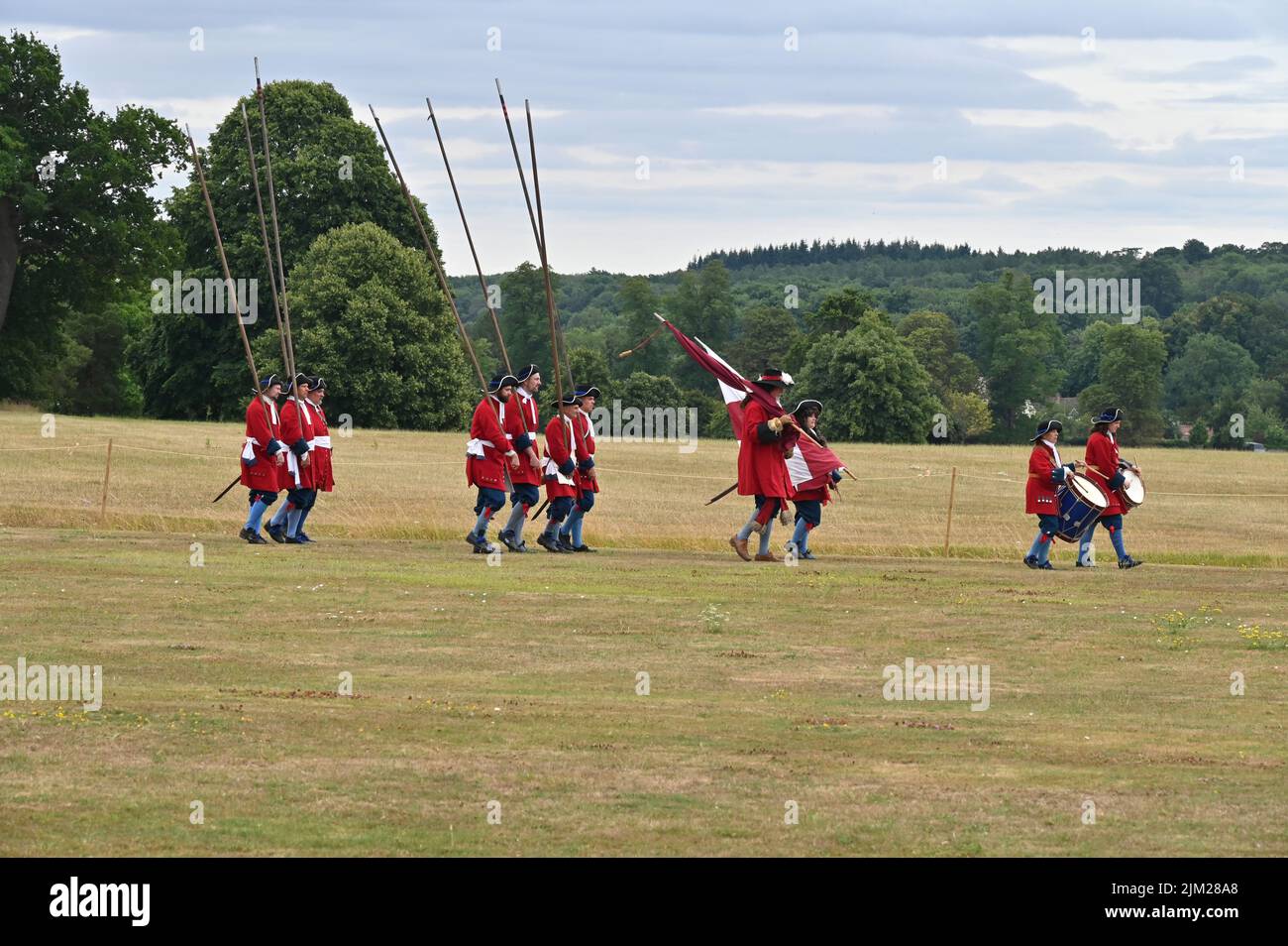 Mitglieder der Sealed Knot Society führen auf dem Gelände des Blenheim Palace, Woodstock, Oxfordshire, ein Gefecht eines Teils der Monmouth Rebellion wieder auf Stockfoto
