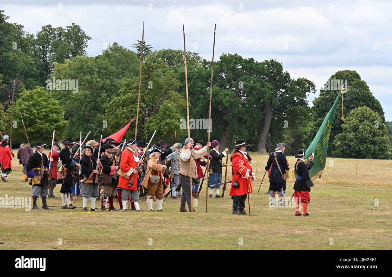 Mitglieder der Sealed Knot Society führen auf dem Gelände des Blenheim Palace, Woodstock, Oxfordshire, ein Gefecht eines Teils der Monmouth Rebellion wieder auf Stockfoto