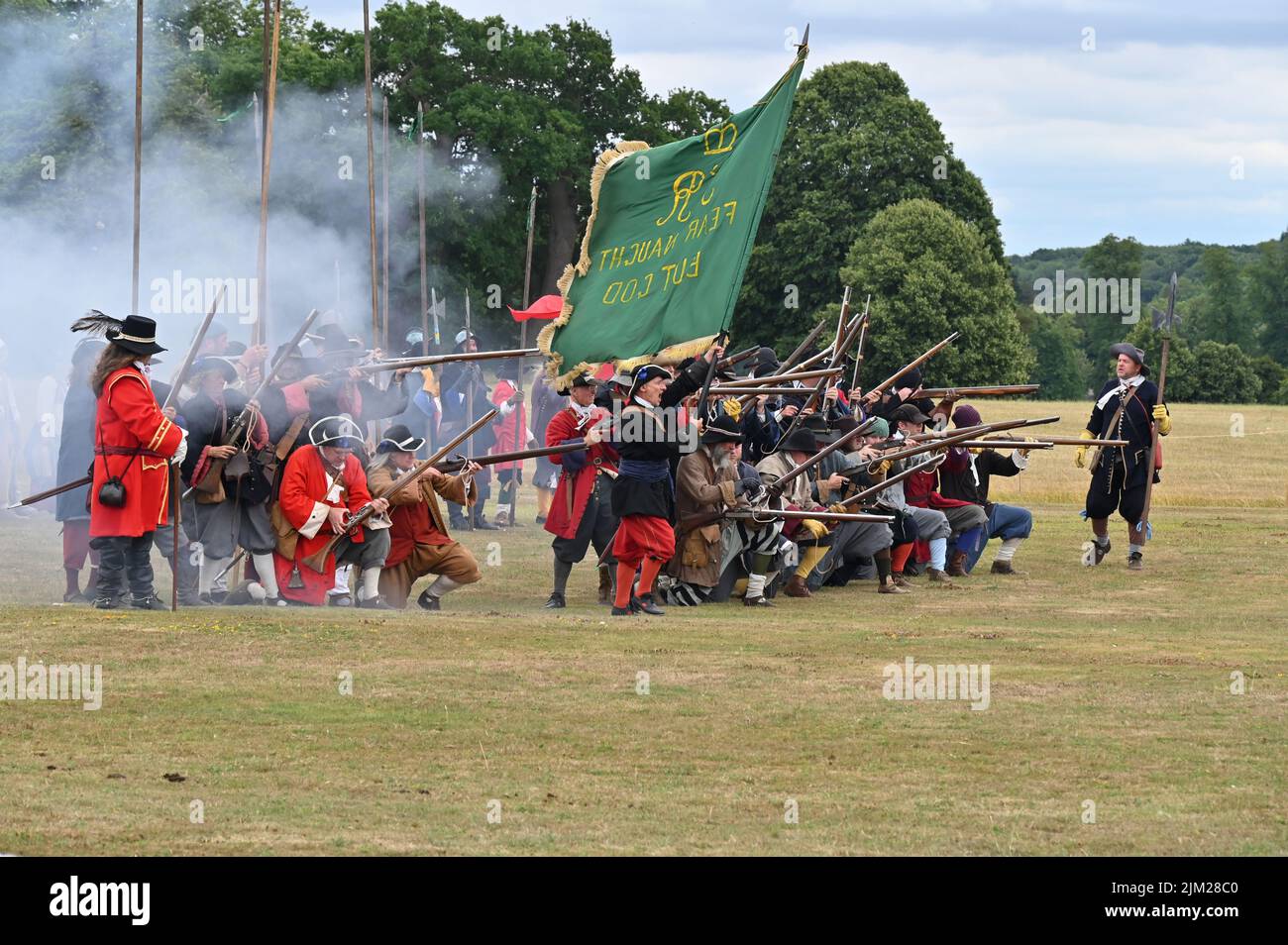 Mitglieder der Sealed Knot Society führen auf dem Gelände des Blenheim Palace, Woodstock, Oxfordshire, ein Gefecht eines Teils der Monmouth Rebellion wieder auf Stockfoto