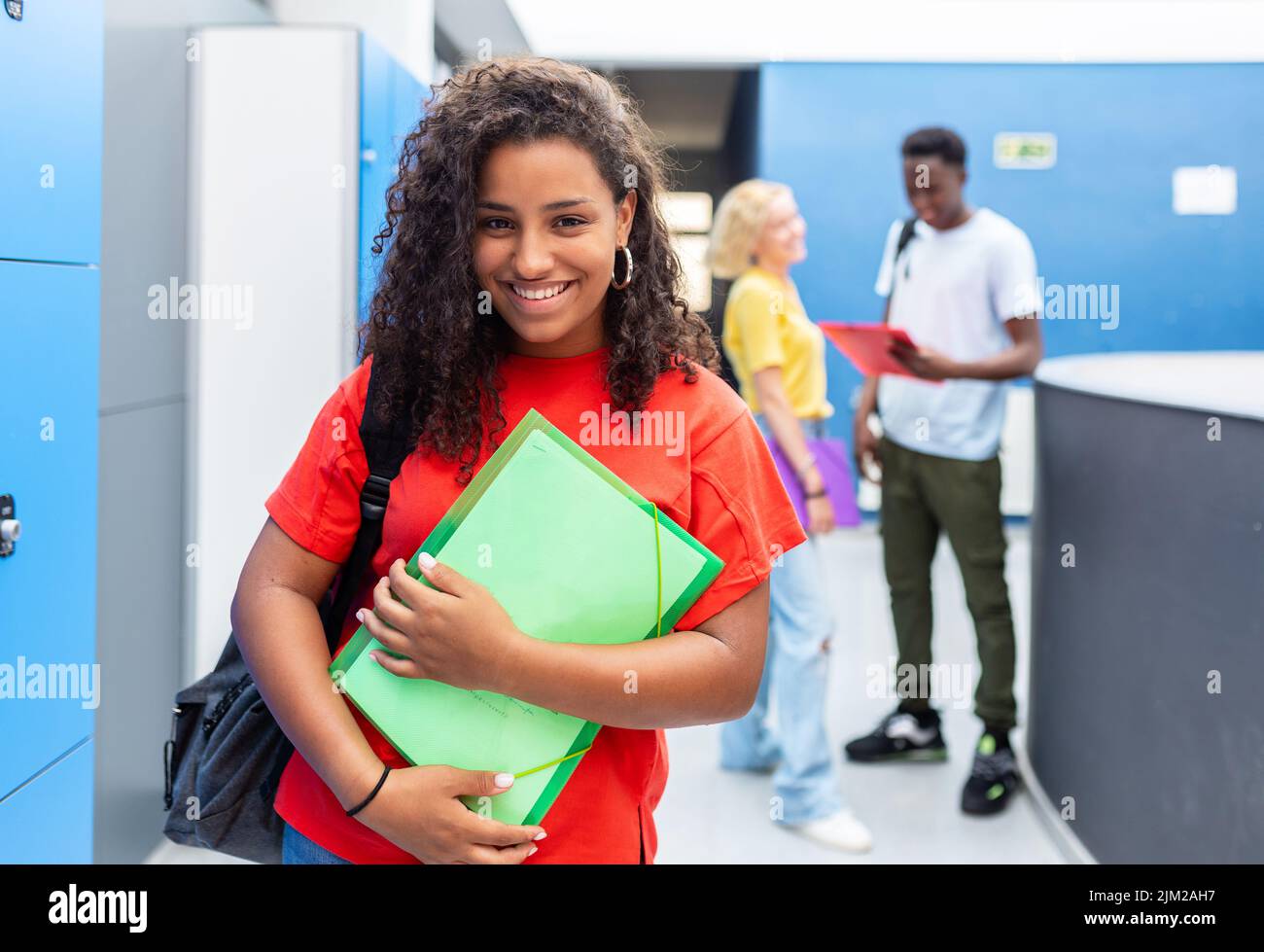 Porträt einer glücklichen lateinamerikanischen jungen Studentin an der High School Stockfoto